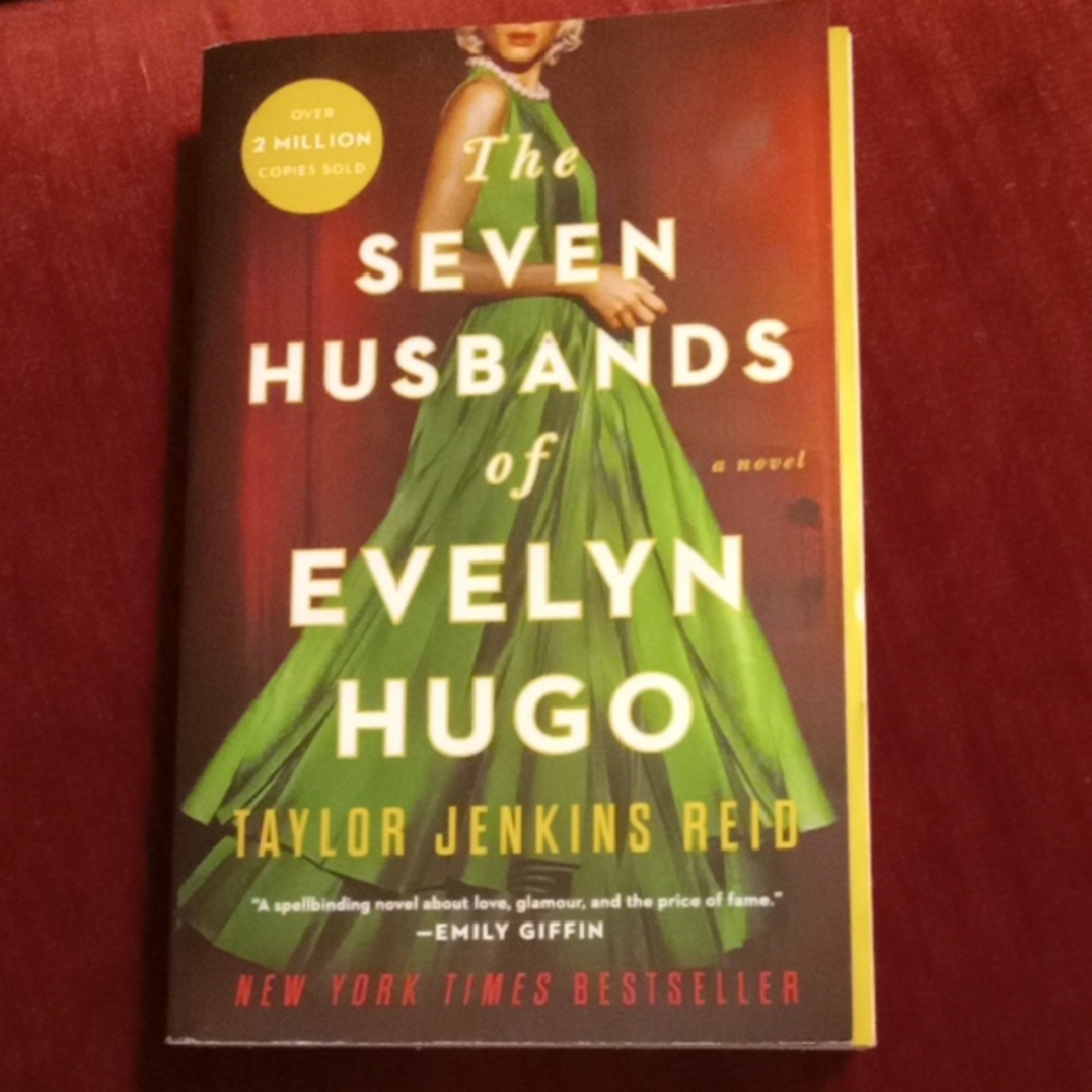 The Seven Husbands of Evelyn Hugo Paperback